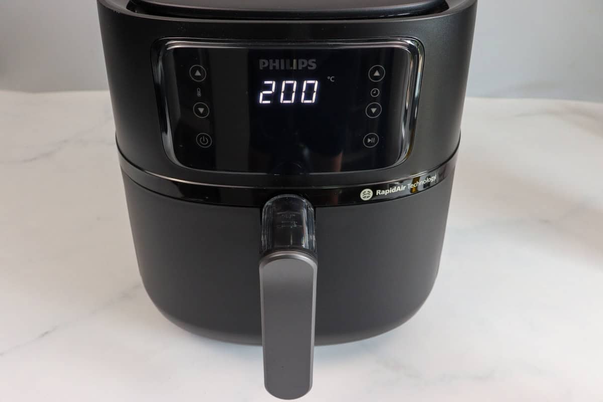 The air fryer is set to 200 degrees celcius