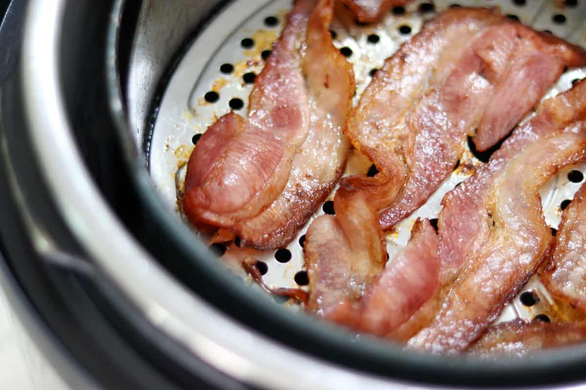 Bacon is cooked on the stainless steel broiling tray in the non toxic air fryer