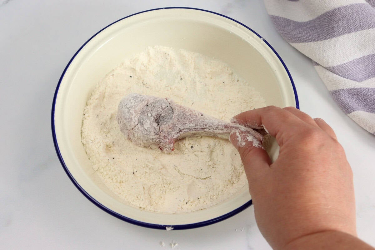 The lamb cutlets are coated dipped in a dish with a mixture of flour, salt and pepper