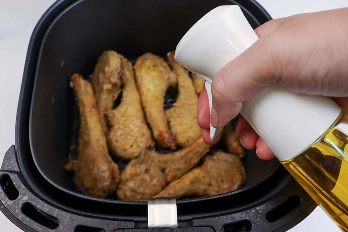 The lamb cutlets are sprayed with extra virgin olive oil
